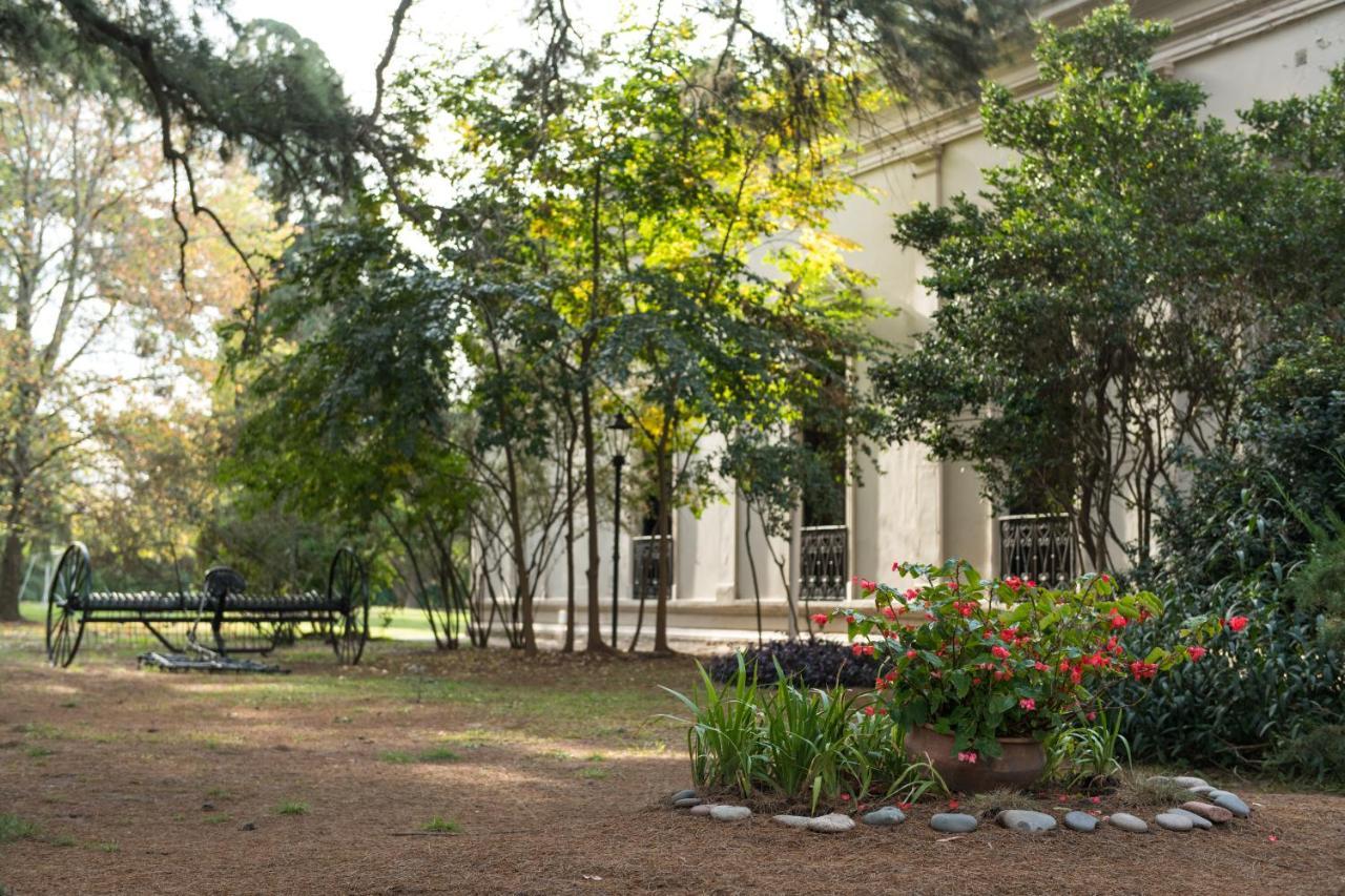 ハワード ジョンソン エスコバル ホテル Belén de Escobar エクステリア 写真